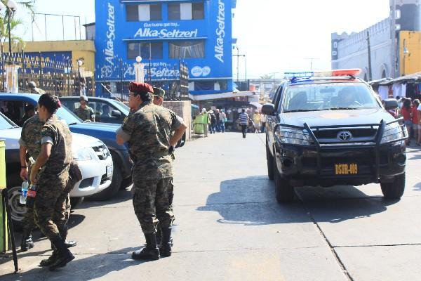 La Policía  y el Ejército patrullan  las calles  de la ciudad  de Escuintla, como parte del plan navideño.