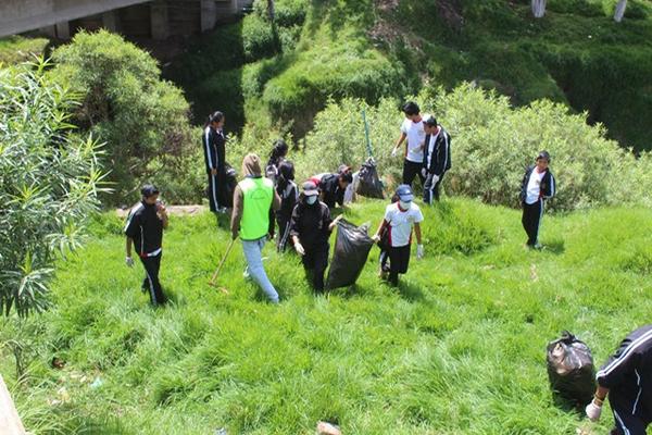 Estudiantes recogen basura a la orilla del río Samalá, en San Cristóbal Totonicapán. (Foto Prensa Libre: Édgar Domínguez)  <br _mce_bogus="1"/>