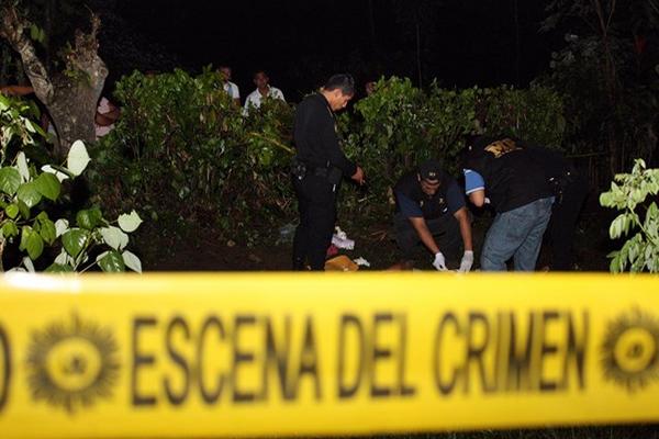 Agentes del Ministerio Público examinan el lugar donde quedó el cuerpo de Félix Caal, en San Andrés Villa Seca, Reu. (Rolando Miranda)<br _mce_bogus="1"/>