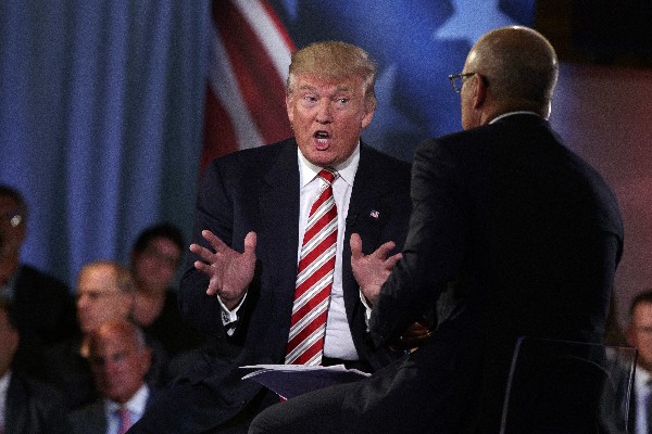 Donald Trump habla con Matt Lauer durante un foro de veteranos en Manhattan. (Foto Prensa Libre: AP)