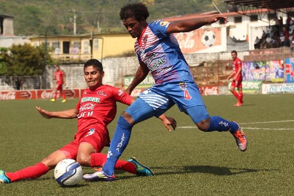 Gran acción durante el encuentro de ayer en el estadio Santa Lucía, en Malacatán. (Foto Prensa Libre: Aroldo Marroquín)