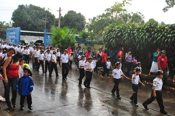 Los estudiantes desfilan en una de las calles de Retalhuleu, luego de graduarse como bomberos infantiles. (Foto Prensa Libre: Jorge Tizol)<br _mce_bogus="1"/>