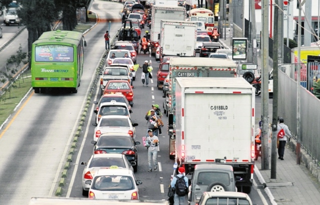 La Calzada Raúl Aguilar Batres figura entre las rutas más importantes de ingreso a la capital desde el sur del país. (Foto Prensa Libre: Hemeroteca PL)