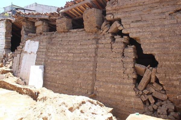 Gran cantidad de casas hechas de adobe resultaron dañadas por el fuerte sismo del pasado 7 de julio en San Marcos. (Foto Prensa Libre)<br _mce_bogus="1"/>