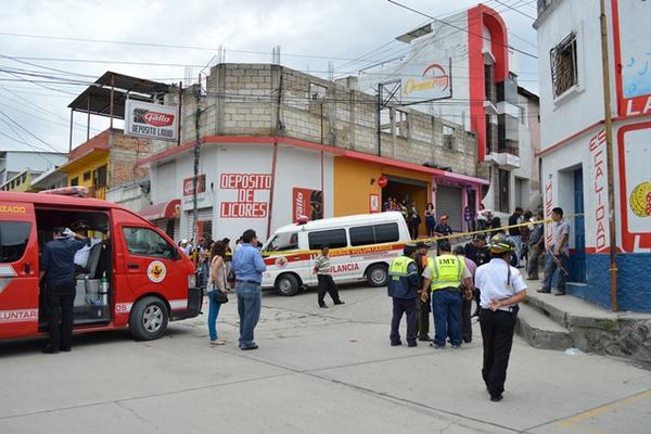 Una ambulancia y un picop fueron alcanzados por el carro del abogado. (Foto Prensa Libre: Mike Castillo)