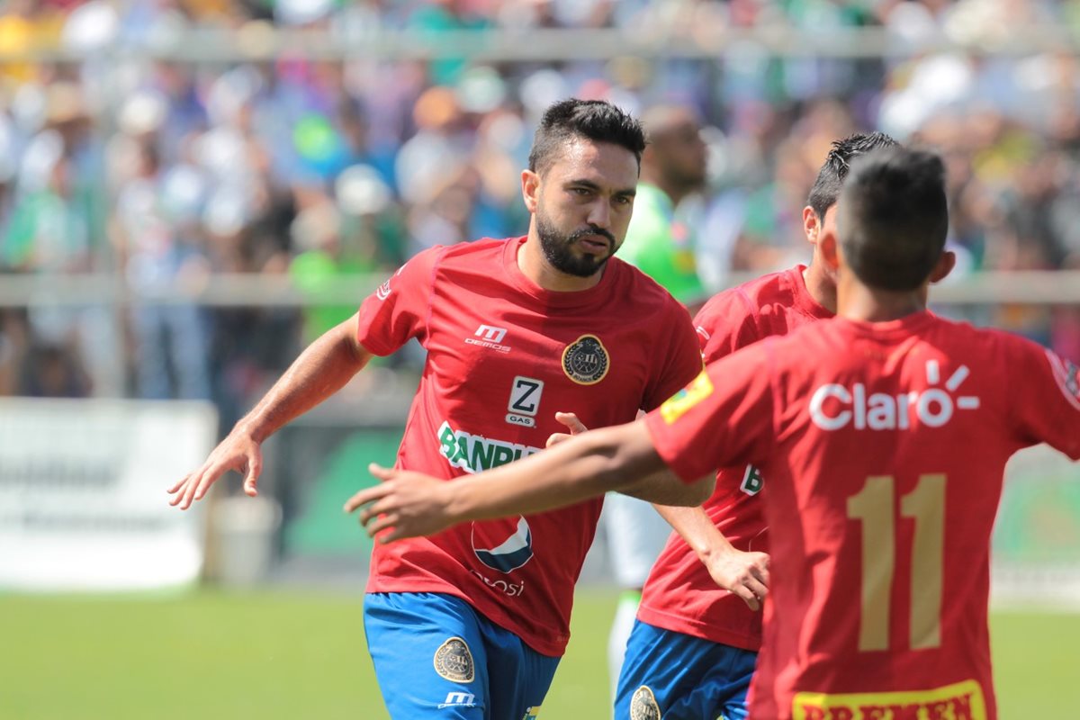 Kamiani Félix inició la remontada escarlata en el estadio Pensativo. (Foto Prensa Libre: Norvin Mendoza)