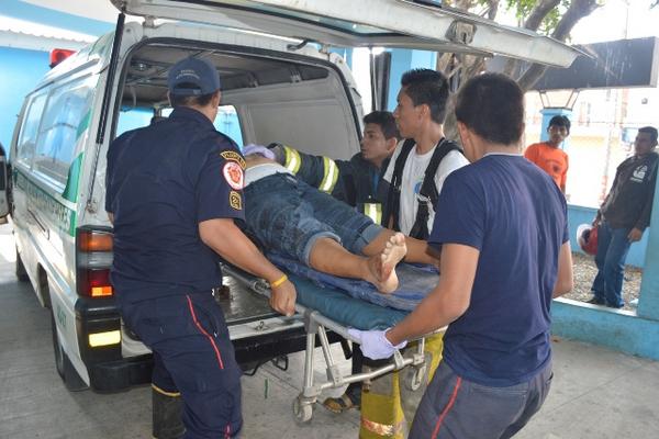 Bomberos Municipales Departamentales llevan a una mujer que fue baleada al Hospital Regional de Coatepeque, Quetzaltenango. (Foto Prensa Libre: Alexander Coyoy)