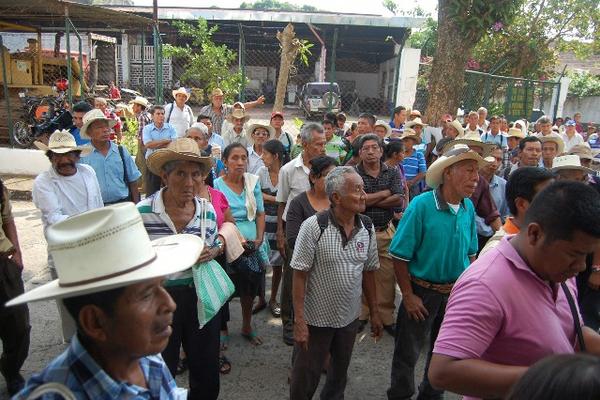 Extrabajadores de la finca San Gregorio Piedra Parada protestan en Coatepeque para exigir que se les devuelvan las cuotas del IGSS que les descontaron. (Foto Prensa Libre: Alexander Coyoy)