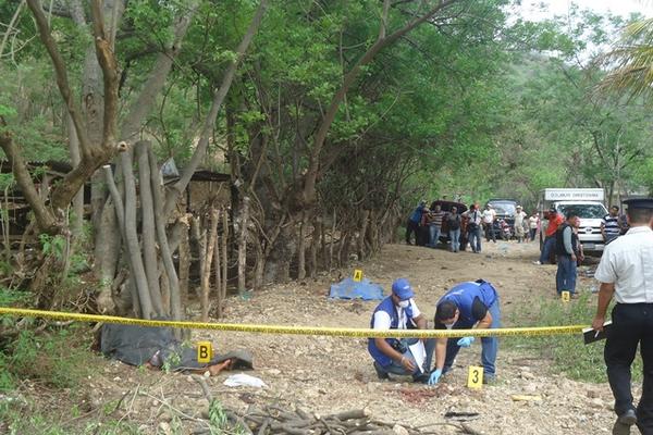 Autoridades en el sitio donde mataron a una mujer y su hija de 12 años en caserío Canaán, Chiquimula. (Foto Prensa Libre: Edwin Paxtor)<br _mce_bogus="1"/>