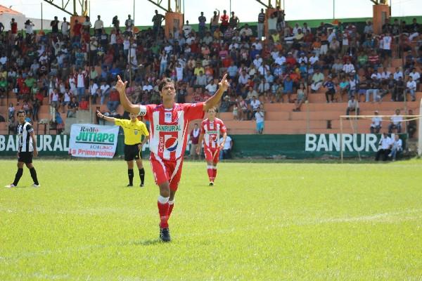 Mario Piñeyro festeja el primer tanto de los orientales frente a Heredia. (Foto Prensa Libre: Oscar González)