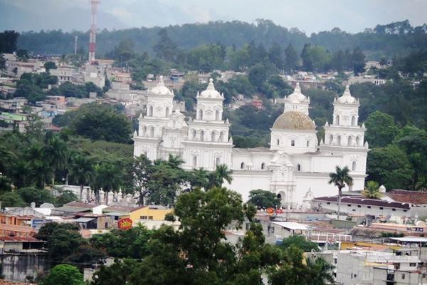 Vista de la Basílica de Esquipulas en Chiquimula, lugar donde a partir del 15 de enero se congregan los devotos al Cristo Negro.