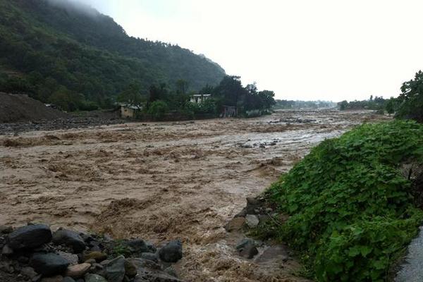 Varias familias  del   barrio  norte  de  Panajachel, Sololá, han optaron  por  buscar  lugares seguros luego que el río San  Francisco aumentara considerablemente su caudal (Foto Prensa Libre: Edgar Saenz)