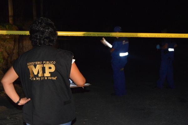 Investigadores reúnen evidencias en el lugar donde fue encontrado el cadáver de Édgar Rafael Hernández, en Zacapa. (Foto Prensa Libre: Víctor Gómez)