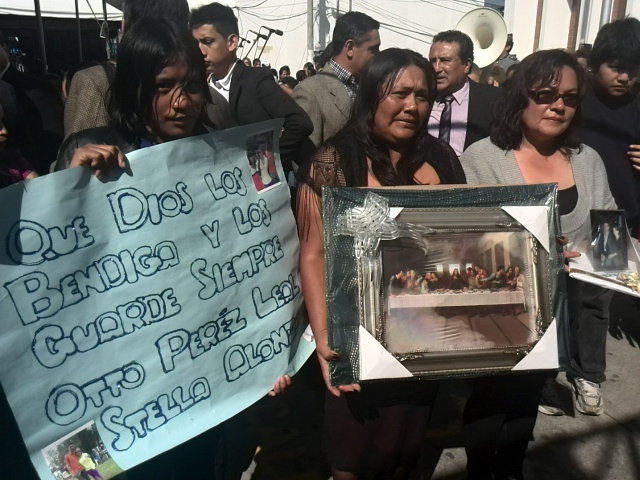 Un grupo de mujeres muestran su simpatía por Leal y Alonzo. (Foto Prensa Libre: Estuardo Paredes)