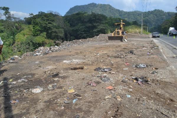 Tractor limpia basurero clandestino ubicado en el kilómetro 46 de la carretera CA-9 Sur.