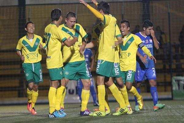 Deportivo Petapa goleó 5 goles a 1 a Halcones de la Mesilla en el primer juego de la jornada 16 del Apertura 2014. (Foto Prensa Libre: Norvin Mendoza)