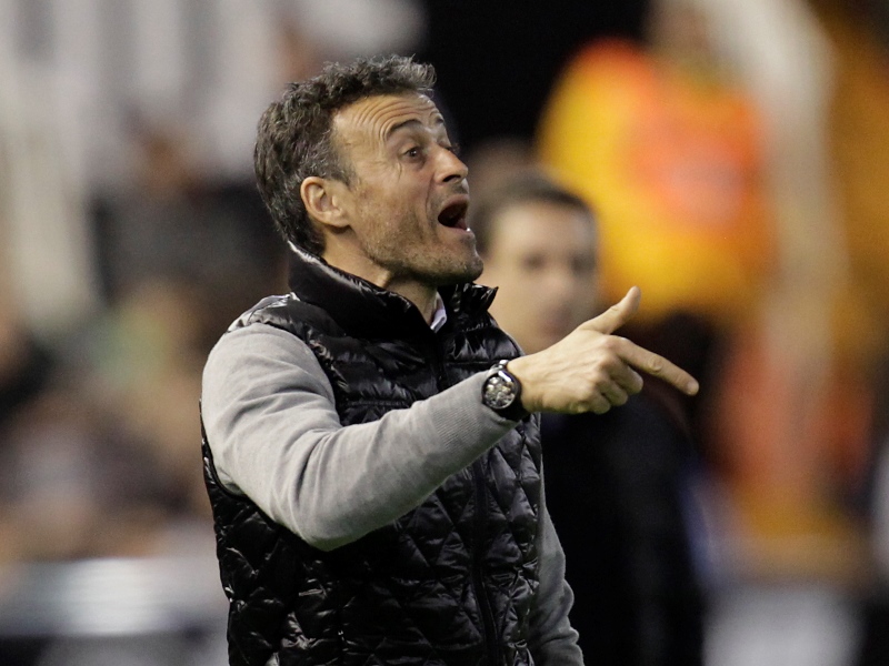 El técnico del Barcelona, Luis Enrique durante el partido frente al Valencia en la Copa del Rey. (Foto Prensa Libre: AP)