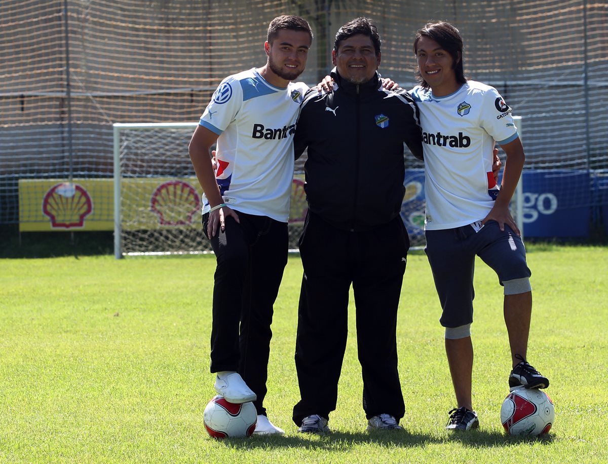 Paolo Ortiz —d— junto a su padre y hermano —recientemente operado de la rodilla— en el Proyecto Goal. (Foto Prensa Libre: Edwin Fajardo)