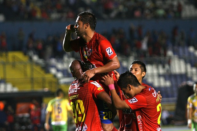 Carlos Ruiz celebra el gol que le dio la victoria a Municipal (Foto Prensa Libre: Jesús Cuque)