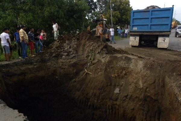 Empleados de Covial y del  ingenio Tululá agilizan trabajos en el área del hundimiento, en  el kilómetro 171,     Cuyotenango, Suchitepéquez