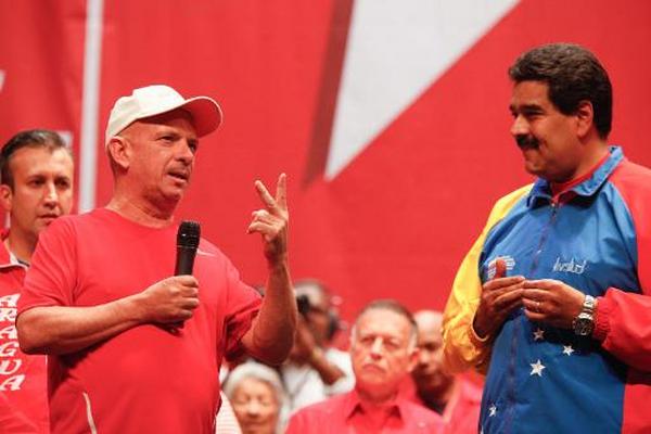 El exjefe de la inteligencia venezolana, general retirado Hugo Carvajal  (I) habla junto al presidente de Venezuela, Nicolás Maduro. (Foto Prensa  Libre: AFP).