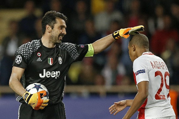 Buffon fue clave para que la Juventus mantuviera el cero contra el Mónaco. (Foto Prensa Libre: AFP).