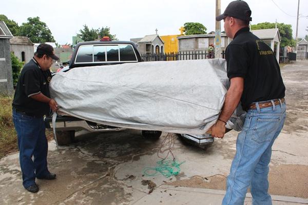 Los cadáveres de los dos agricultores son llevados a la morgue de Chiquimula. (Foto Prensa Libre: Edwin Paxtor)<br _mce_bogus="1"/>