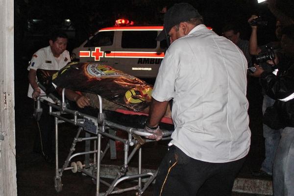 Bomberos ingresan al herido al hospital, donde murió. (Foto Prensa Libre: Alex Coyoy)<br _mce_bogus="1"/>