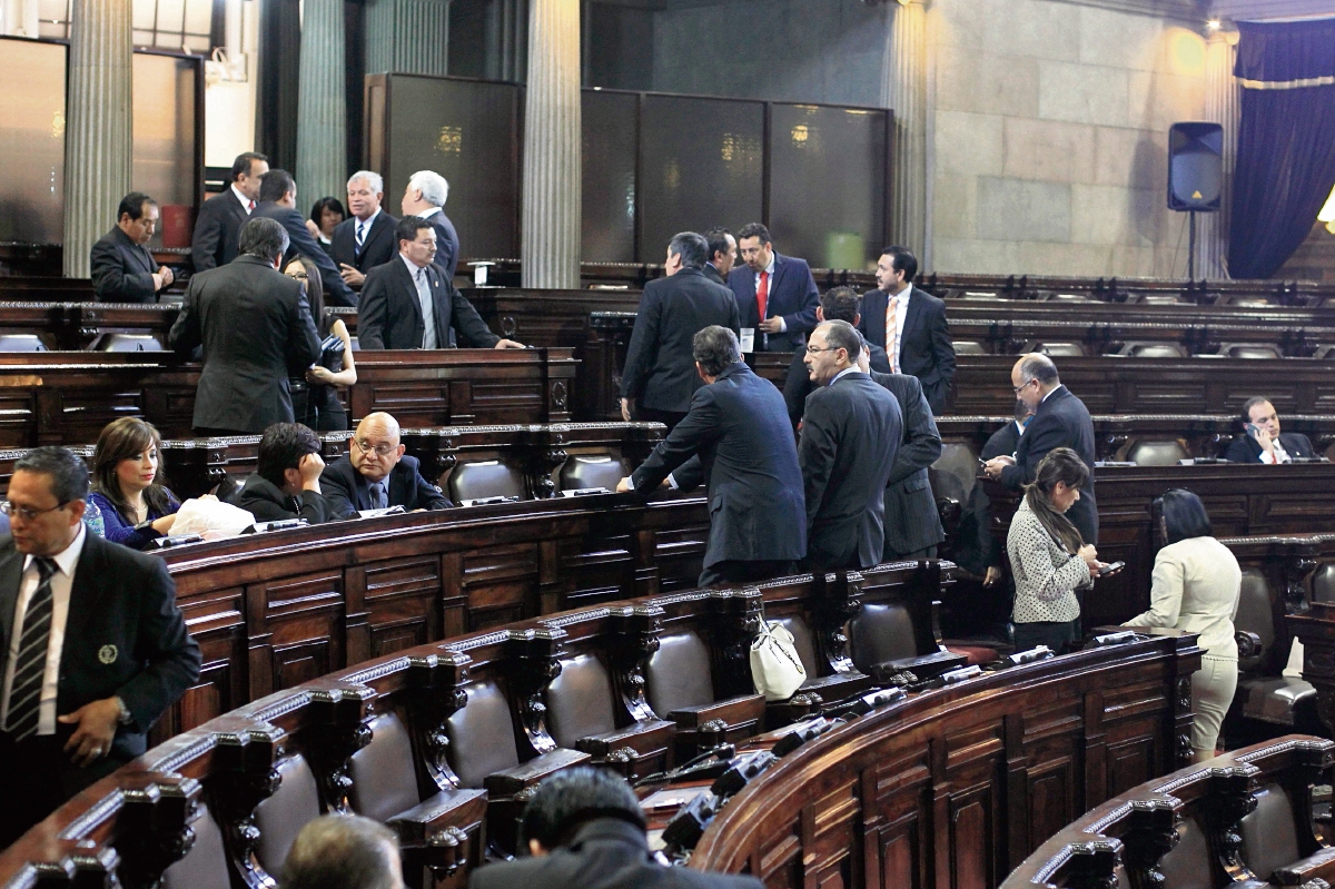 sesión permanente en el Congreso, la cual se inició con 67 diputados y la mayoría de ausentes eran de Líder y del PP, aunque también de otras bancadas.