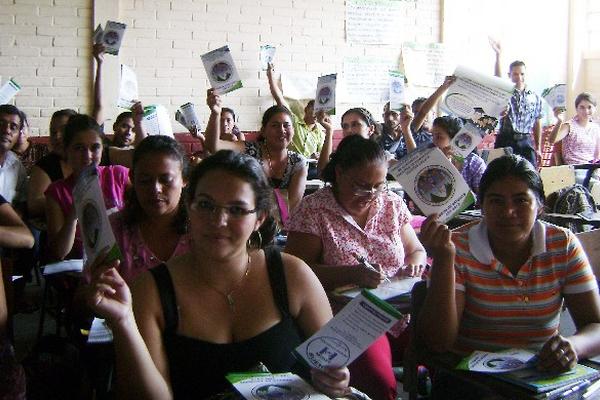 Graduandos muestran algunos de los trifoliares que recibieron.