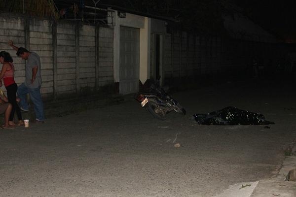 El cadáver de Javier Alexander Moscoso quedó junto a la motocicleta, en Puerto Barrios, Izabal.(Foto Prensa Libre: Edwin Perdomo)