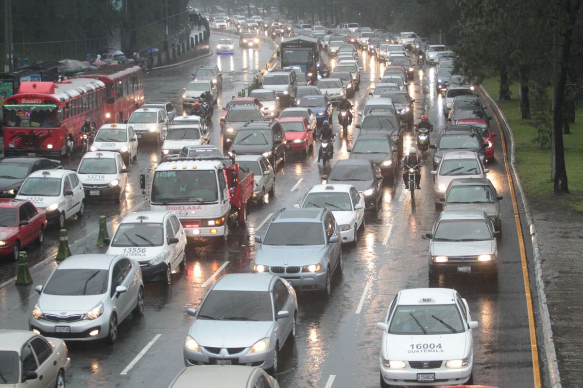 Tránsito cargado en El Trebol debido a las constantes lluvias. (Foto Prensa Libre: Érick Ávila)