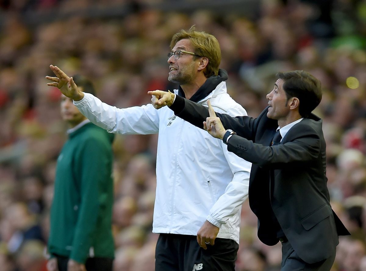 Marcelino y Jürgen Klopp fueron captados dando instrucciones a sus jugadores durante el juego. (Foto Prensa Libre: EFE)