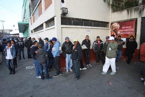 Devotos cargadores   hacen fila  desde la madrugada, para adquirir los turnos de la  procesión del templo de  San José.