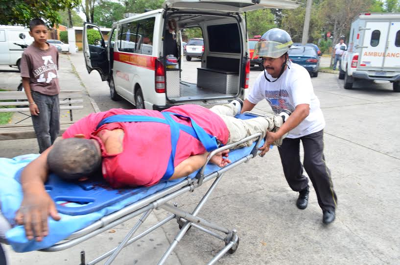 Un socorrista aguarda la llegada del Ministerio Público para que se encargue de los trámites de Ley. (Foto Prensa Libre: CVB)