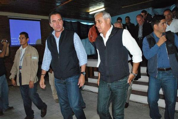 El presidente Otto Pérez y el ministro de Comunicaciones, Alejandro Sinibaldi,  se reúnen con autoridades locales de San Marcos. (Foto: Aroldo Marroquín)<br _mce_bogus="1"/>