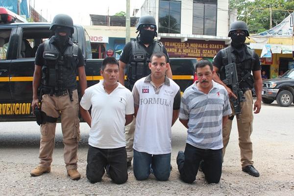 Los tres supuestos secuestradores capturados el lunes último en San José, Petén. (Foto Prensa Libre: Rigoberto Escobar) <br _mce_bogus="1"/>