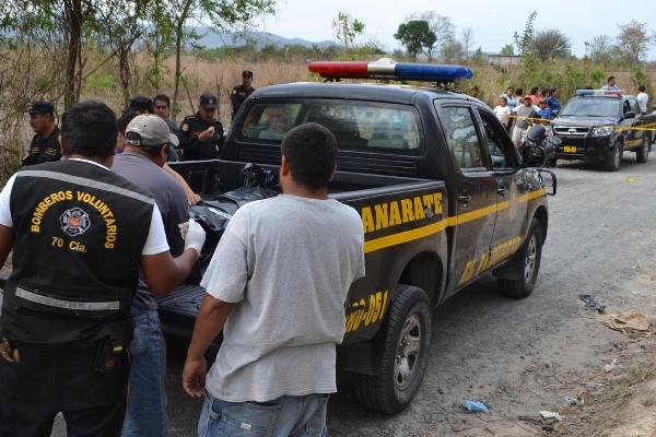 Vecinos suben a  autopatrulla cadáver de Gutiérrez Vásquez.