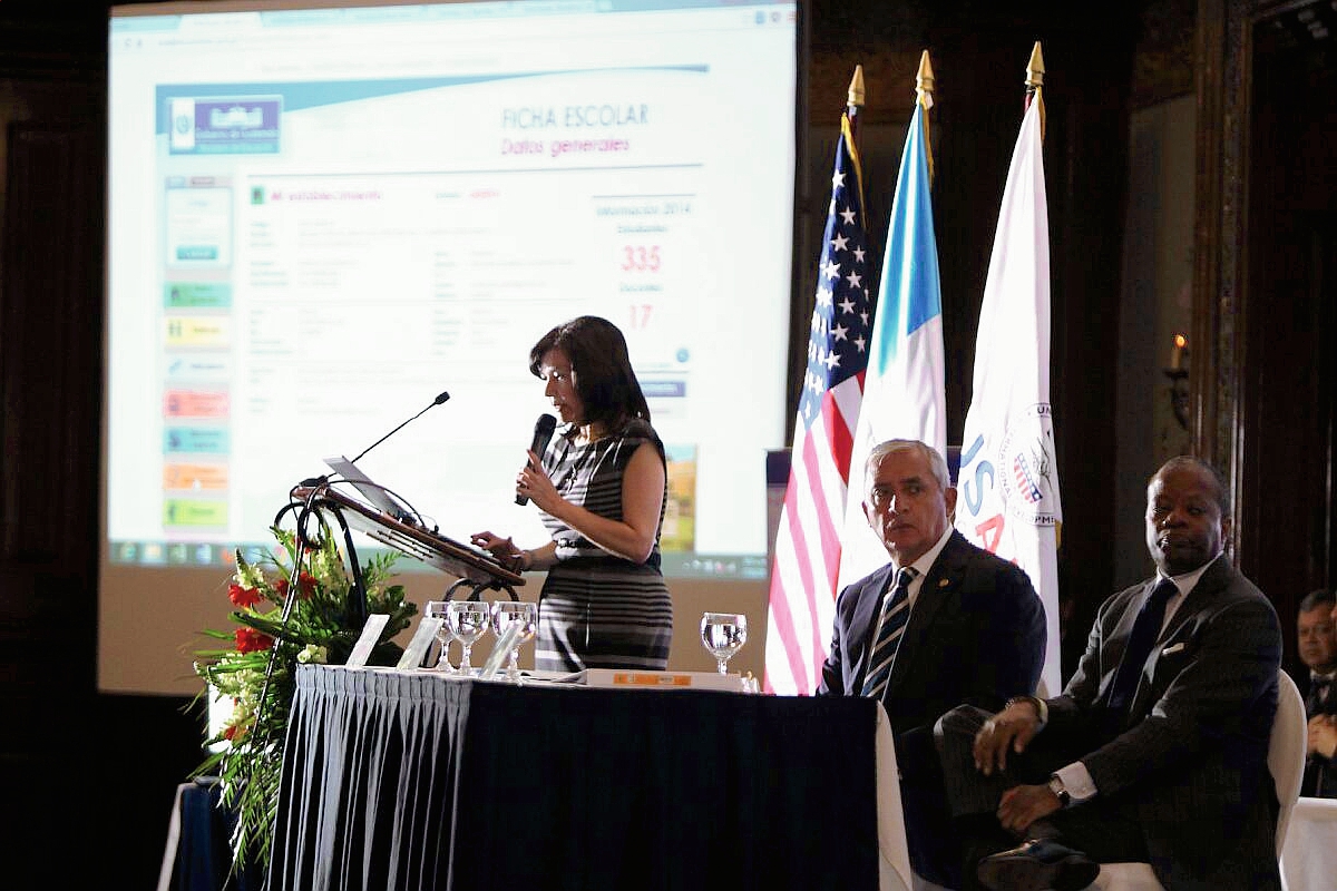 La ministra de Educación, Cynthia del Águila, presenta la nueva herramienta web. (Foto Prensa Libre: Paulo Raquec).