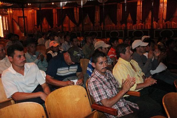 Pobladores de Barillas, Huehuetenango,   escuchan la exposición de representantes de  Ecoener.