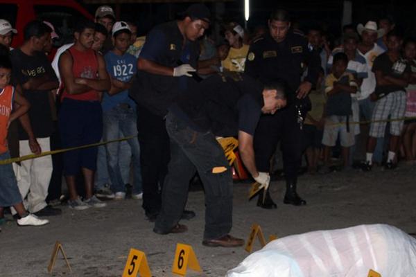 Fiscales del Ministerio Público recopilan evidencias en el lugar donde fue atacado el taxista en Gualán, Zacapa. (Foto Prensa Libre: Julio Vargas)<br _mce_bogus="1"/>