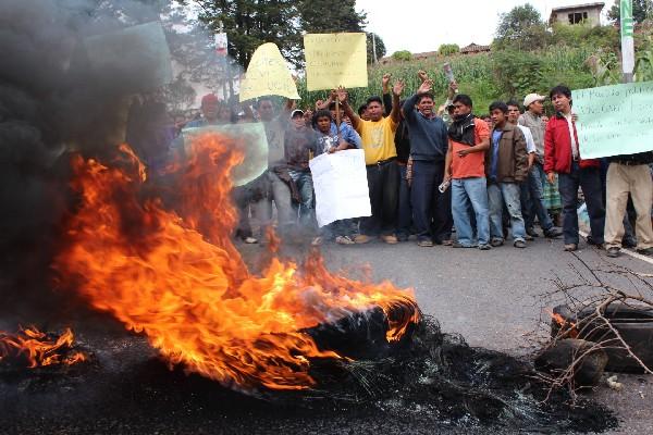 Protesta, en   la entrada a San Pedro Jocopilas.