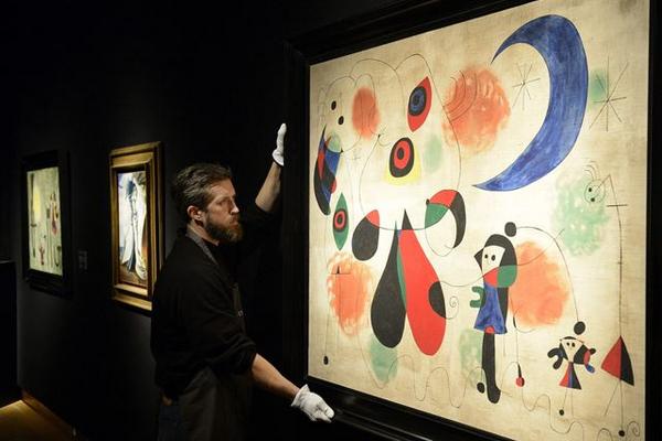 La obra Mujeres, Luna, Pájaros, del artista español Joan Miró, en la casa de subastas Christie's, en Londres. (Foto Prensa Libre: EFE)