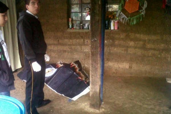 El cadáver de Pedro Ventura Tipaz quedó tendido en el interior de una vivienda, en Santa Cruz del Quiché. (Foto Prensa Libre: Óscar Figueroa)