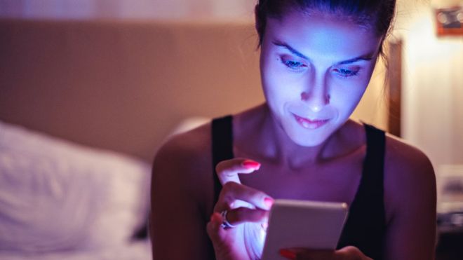 La dependencia al celular es cada vez más habitual entre adultos y jóvenes de todo el mundo. (Foto Prensa Libre:GETTY IMAGES)