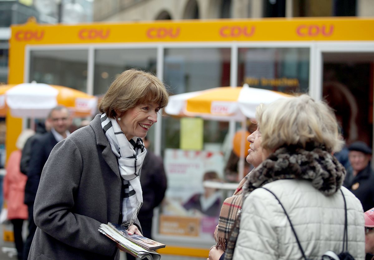 Henriette Reker, izquierda, fue herida en Colonia, Alemania. Foto Prensa Libre (AP)