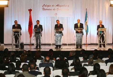 Manuel Baldizón, de Líder; Harold Caballeros, de Viva-EG; Alejandro Giammattei, de Casa; Roberto Gutiérrez, del PAN, y Adela de Torrebiarte, de ADN, participan en foro organizado por el Colegio de Abogados, donde resaltaron los problemas de seguridad y justicia.