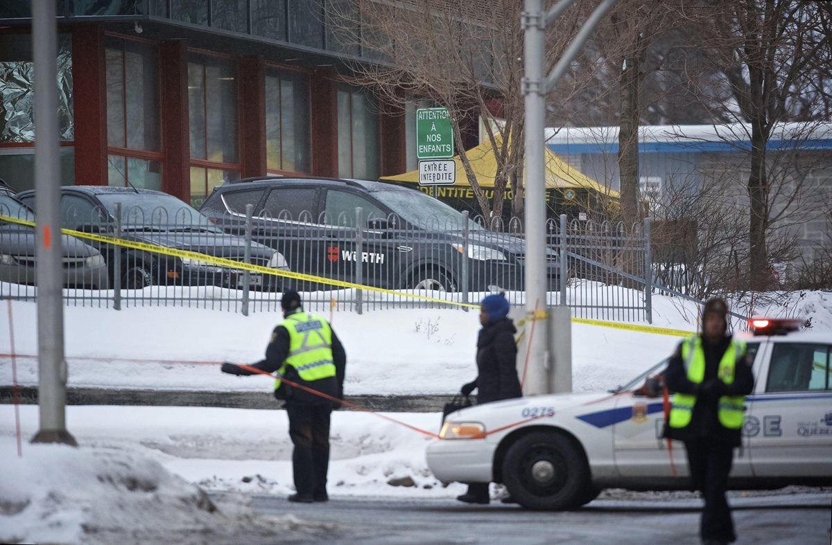 Agentes de Policía vigilan frente al Centro Cultural Islámico un día después del mortal ataque que dejó seis muertos. (Foto Prensa Libre: EFE)