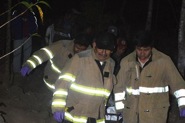 Bomberos trasladan el cadáver hacia la morgue de Sololá. (Foto Prensa Libre: Angel Julajuj)<br _mce_bogus="1"/>