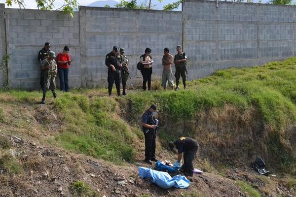 El cadáver de una niña de pocas horas de nacida, fue localizado frente al Seguro Social de Zacapa. (Foto Prensa Libre: Erick de la Cruz) <br _mce_bogus="1"/>